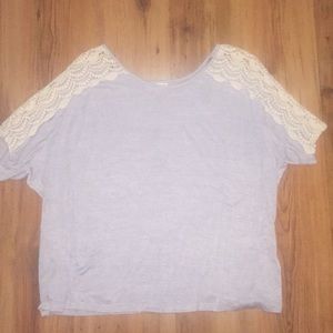 3/$15 ❤️ Umgee gray shirt with lace sleeves